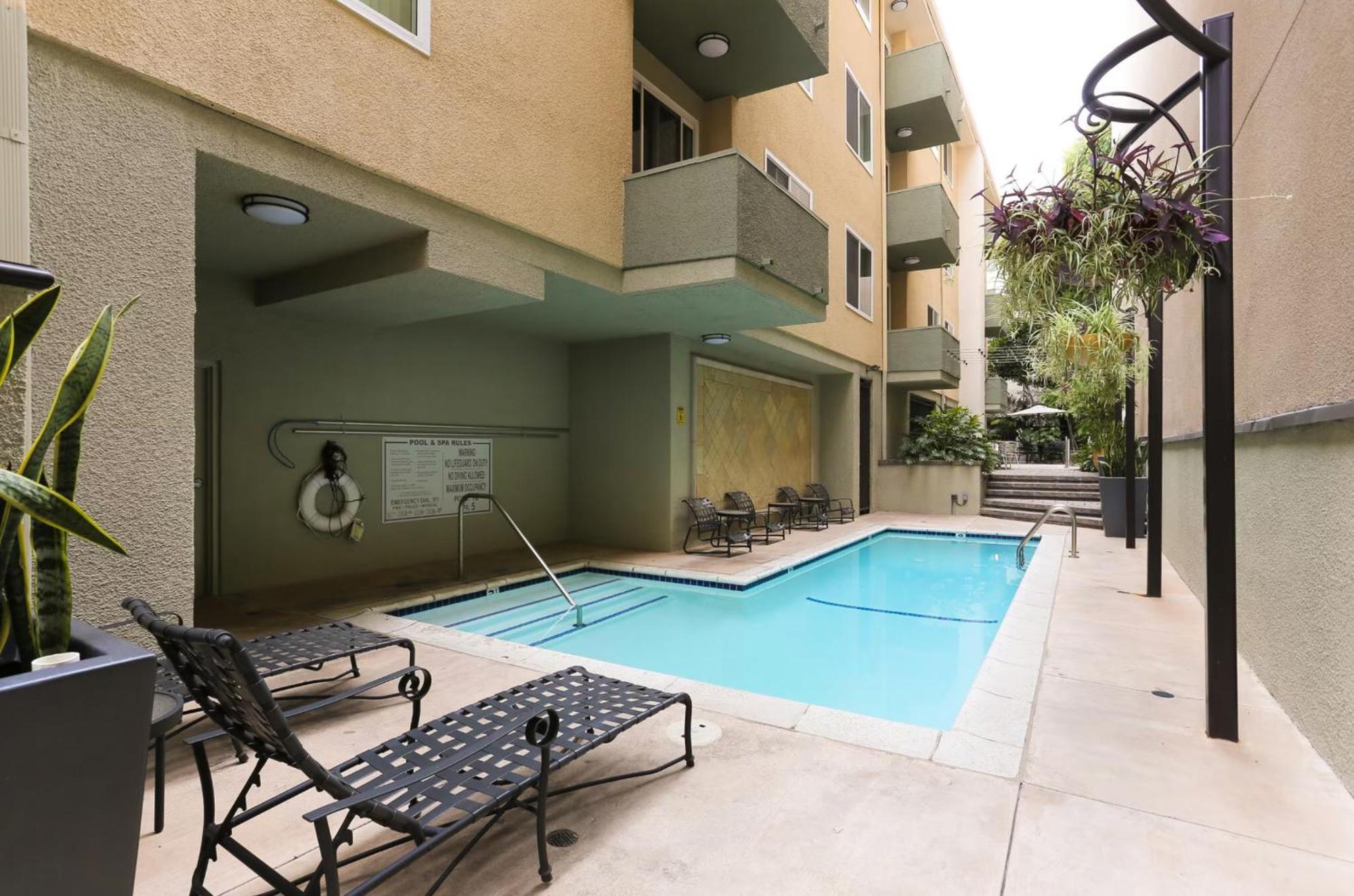 Beverly Hills 2 Bed 2 Bath Penthouse With Den And Parking 414 — Photos 3